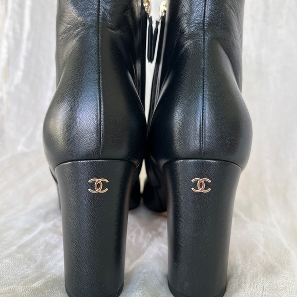CHANEL Black Lambskin Peep-Toe Booties Chain Trim CC Heel Sz 39 Italy Chic - Picture 7 of 16